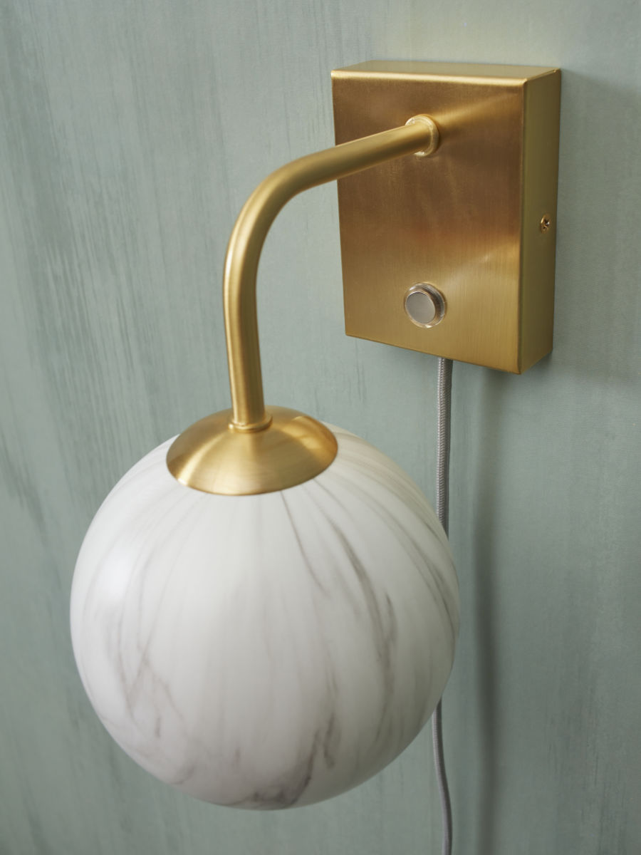 goudkleurige-wandlamp-dessinbol-gebogen-its-about-romi-carrara-variant-image3