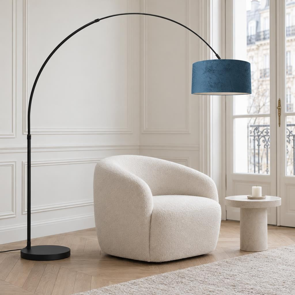 Černá oblouková lampa s modrým sametovým stínidlem E27 Mexlite Flair – fotografie v interiéru