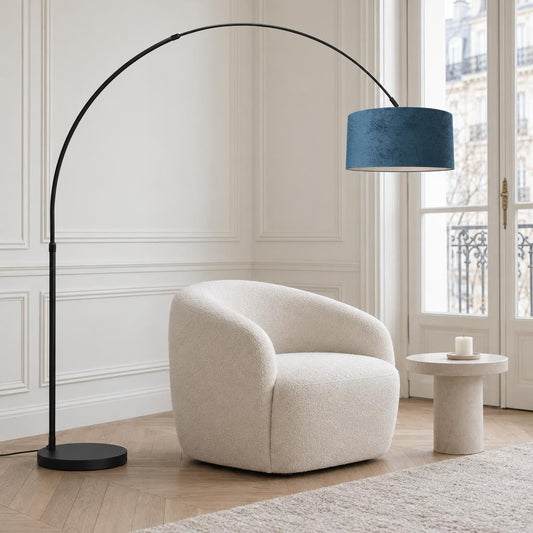Černá oblouková lampa s modrým sametovým stínidlem E27 Mexlite Flair – fotografie v interiéru