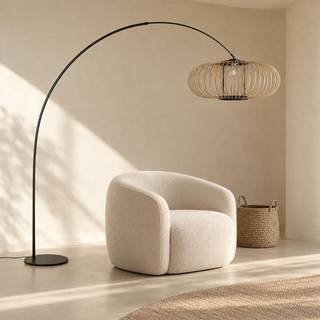 Čierna oblúková stojacia lampa Curve s bambusovým tienidlom – fotografia v interiéri