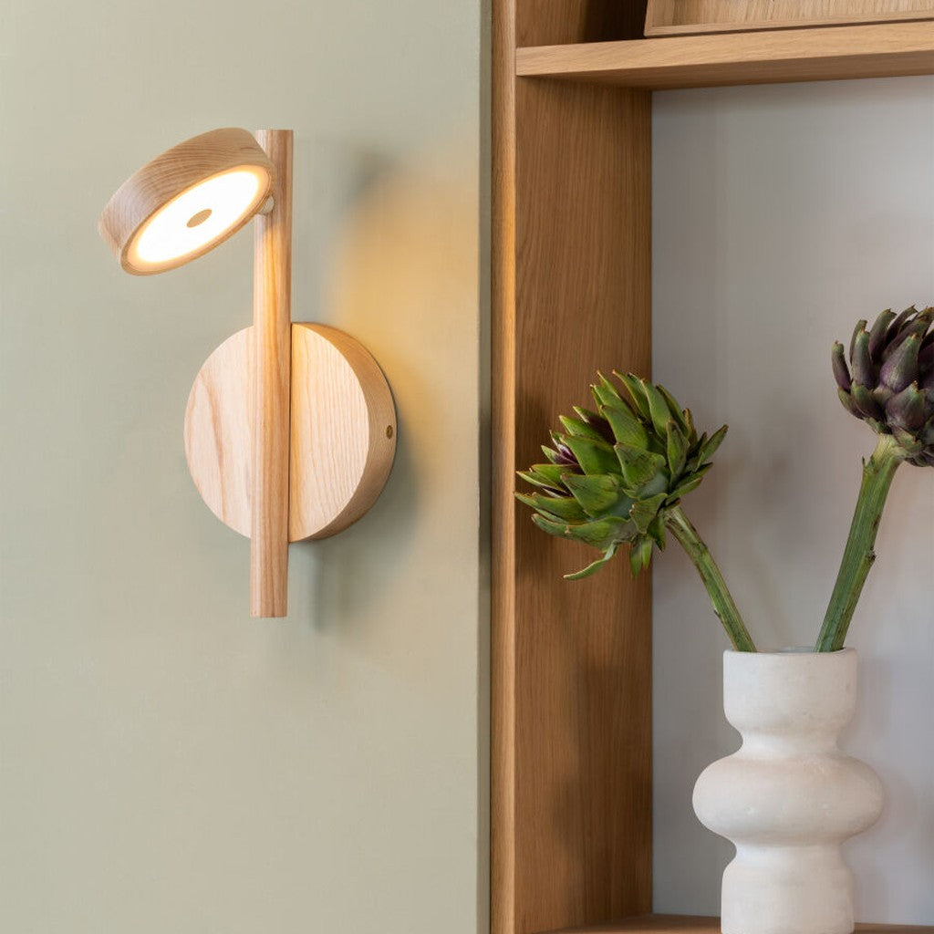 Lampada da parete in legno di frassino naturale senza tempo GOOD&MOJO Okinawa – foto d'ambiente