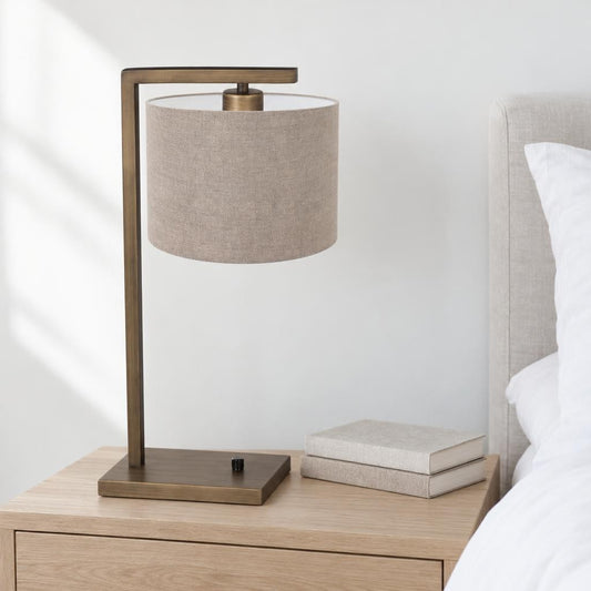bronzen-tafellamp-met-grijs-linnen-en-zachte-textuur-steinhauer-stang-ai-sfeer_image