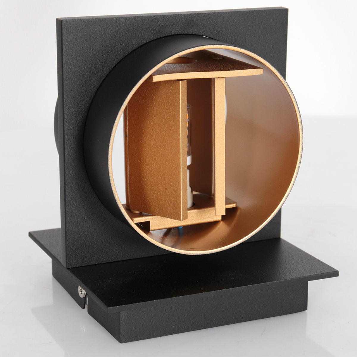 industriele-wandlamp-met-goudkleurige-binnenkant-steinhauer-muro-variant-image12