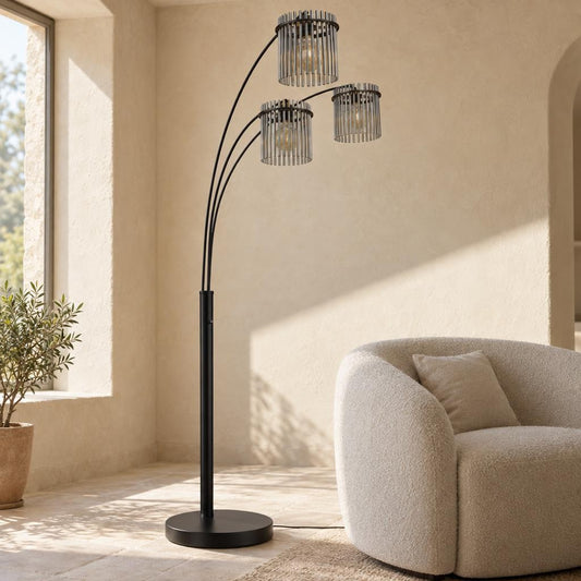 GORLEY podna lampa s tri kraka i dimnim staklom – ambijentalna fotografija