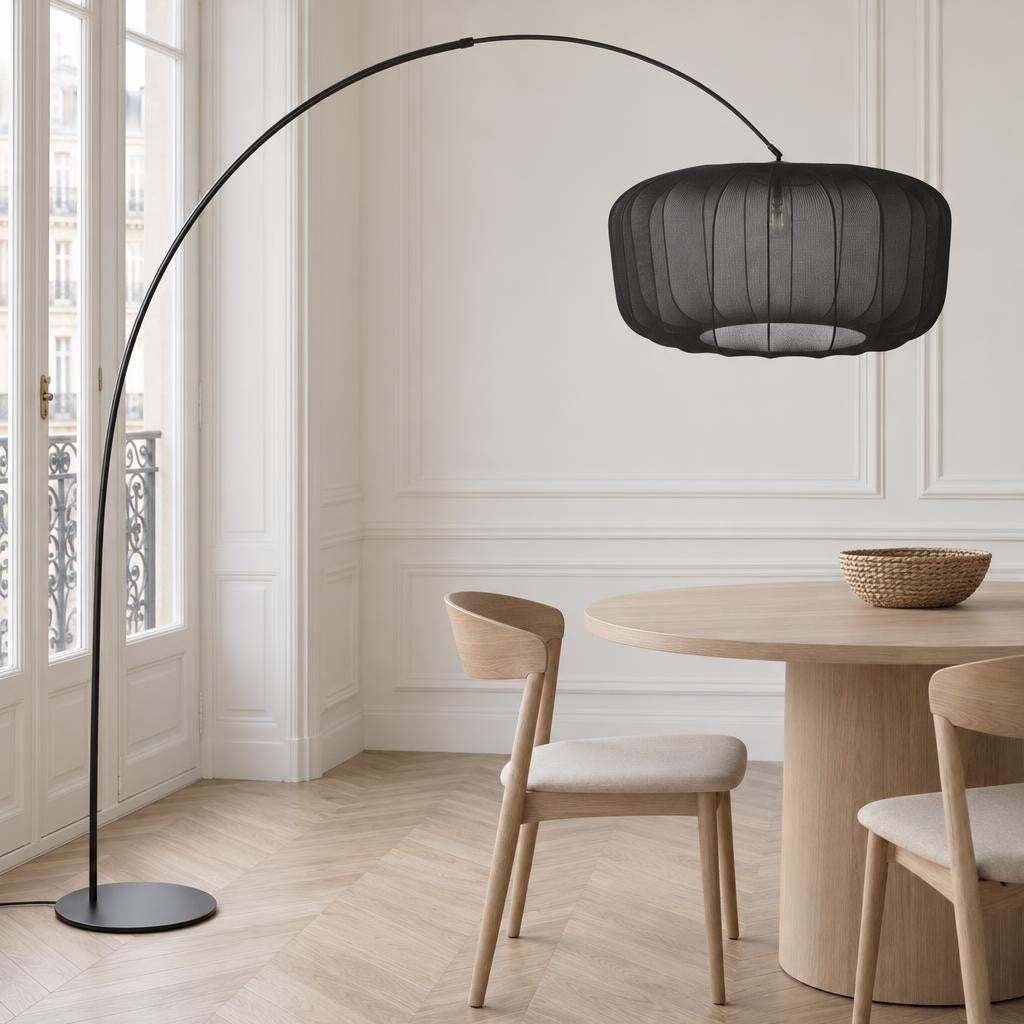 Černá oblouková stojací lampa Curve s textilním stínidlem – fotografie v interiéru