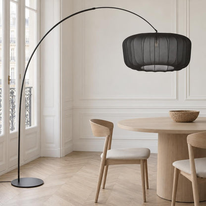Černá oblouková stojací lampa Curve s textilním stínidlem – fotografie v interiéru