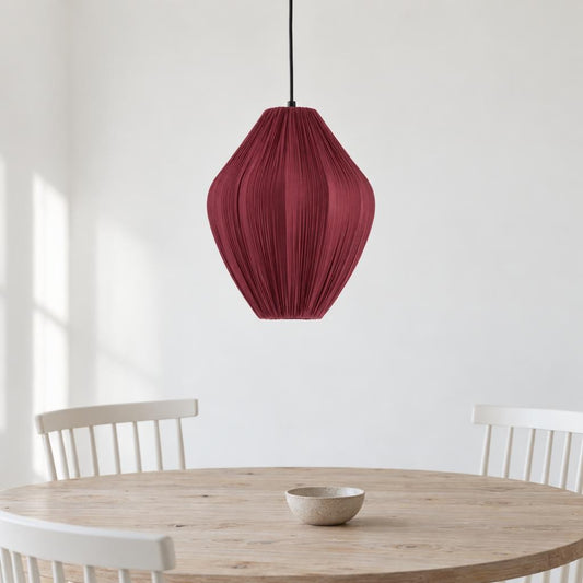 Pendellampe i bordeaux tekstil – Light & Living Verita – stemningsbillede