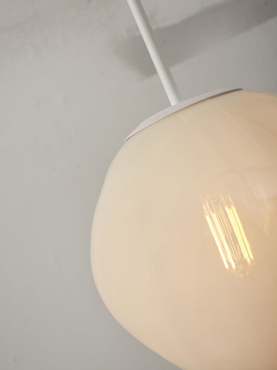 witte-glazen-hanglamp-metaal-modern-its-about-romi-helsinki-variant-image3