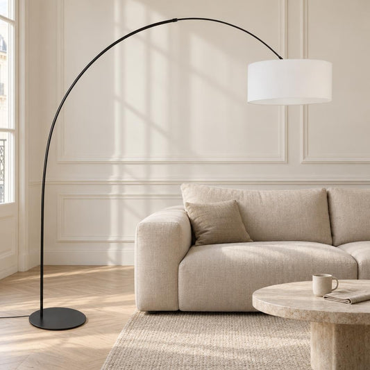 Czarna lampa łukowa z białym kloszem Anne Lighting Curve – zdjęcie aranżacyjne