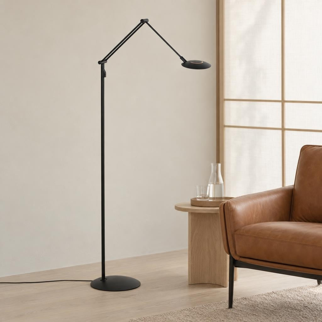 Černá stojací LED lampa Zenith 2 s nastavitelným světlem – fotografie v interiéru