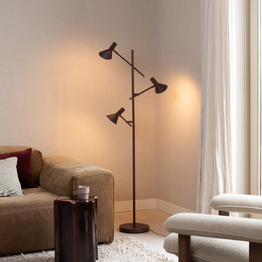 Bordeauxrode metalen vloerlamp met drie kappen It's About RoMi Izmir – sfeerbeeld