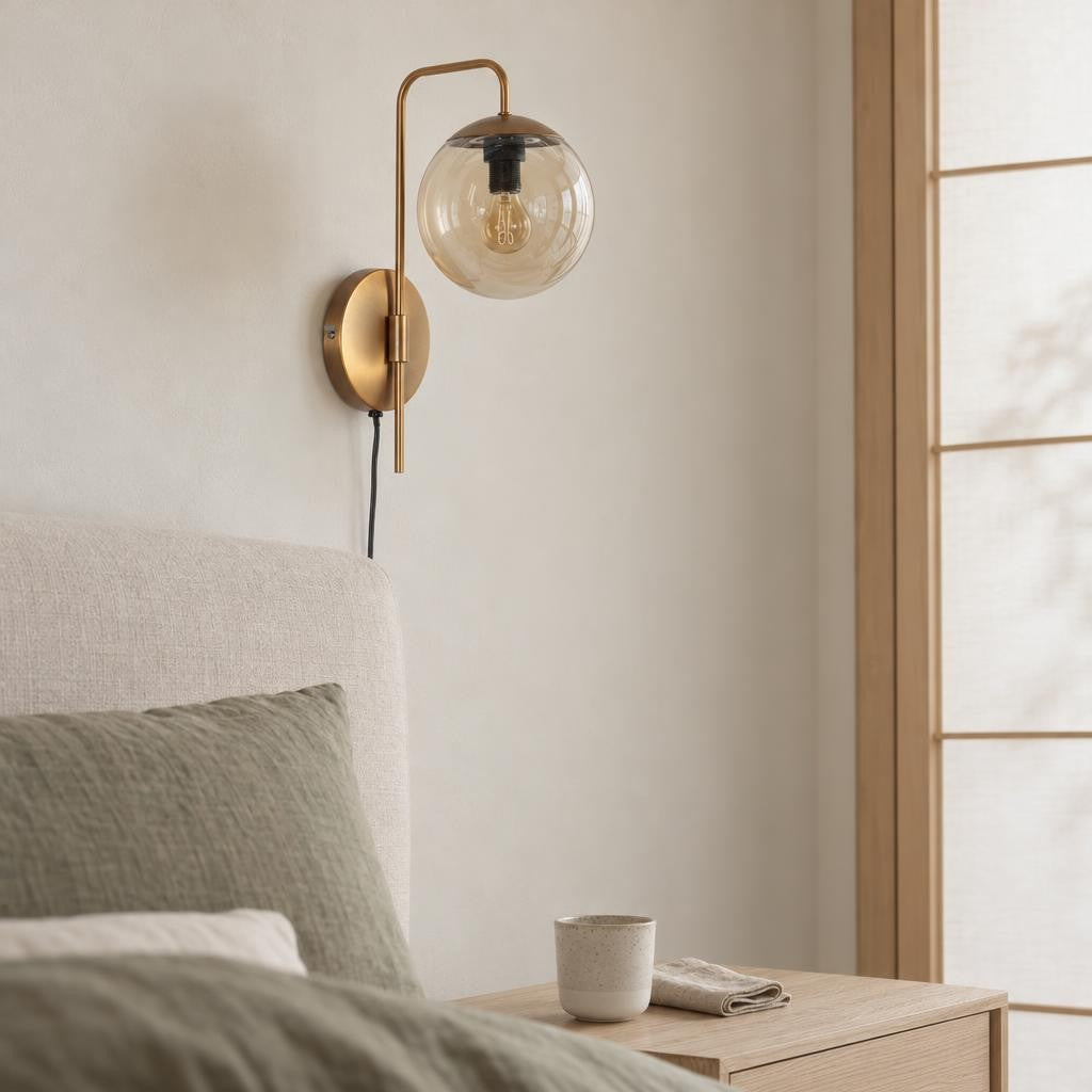 Lampada da parete Bollique in bronzo e vetro ambra – foto d'ambiente