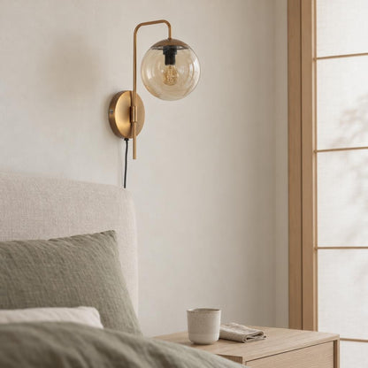 Lampada da parete Bollique in bronzo e vetro ambra – foto d'ambiente