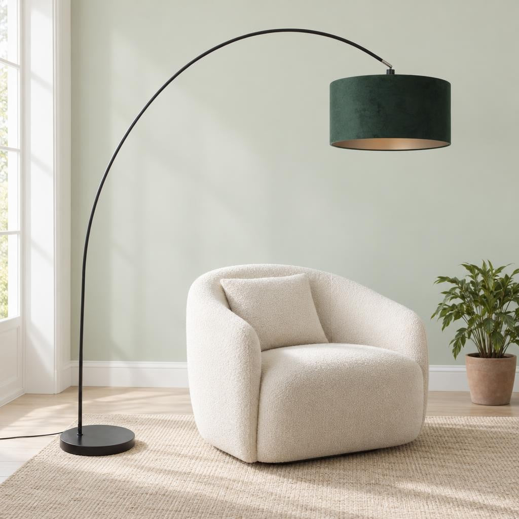 Zwarte Mexlite Solva booglamp met groene lampenkap – sfeerbeeld
