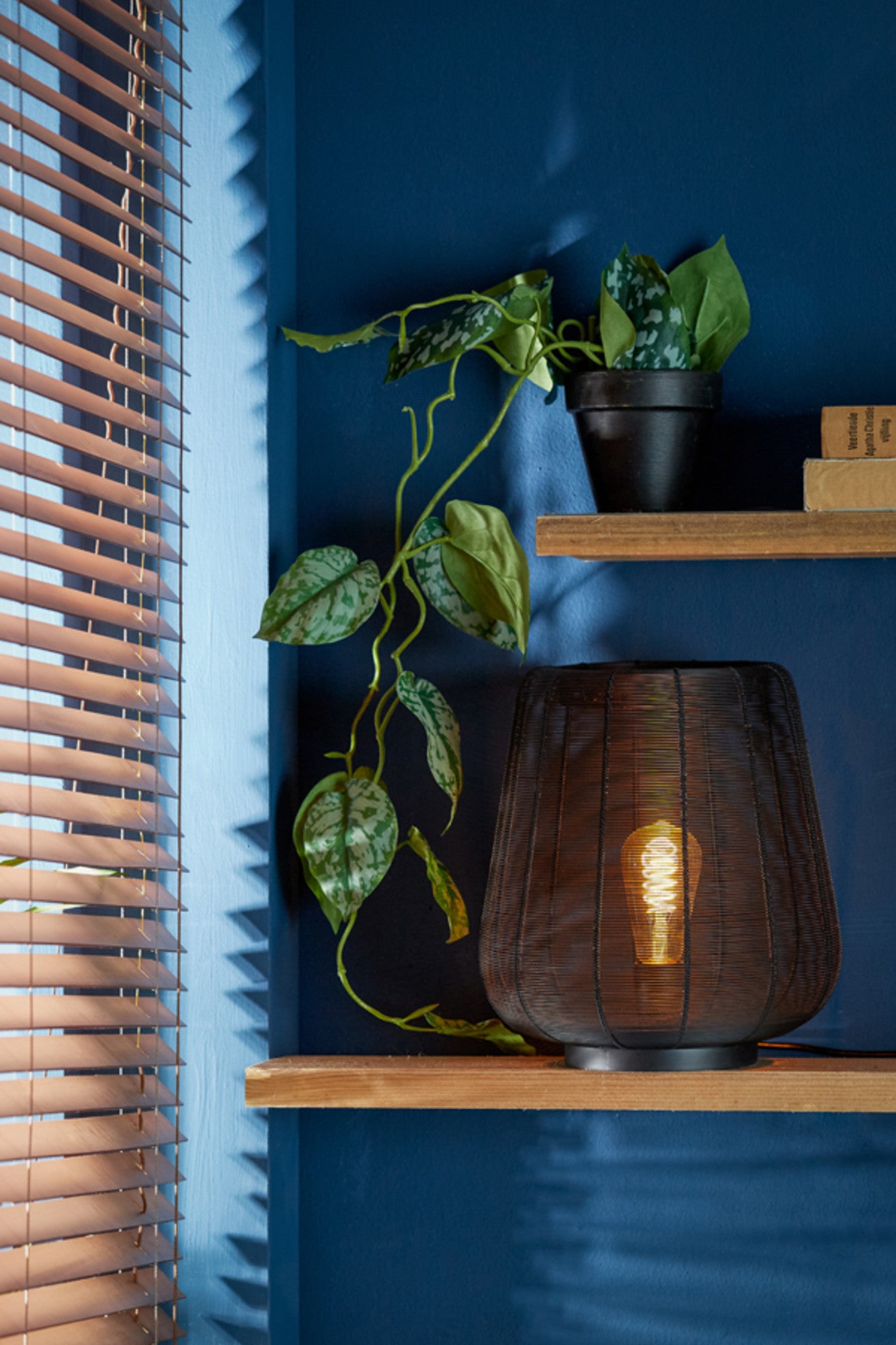 rustieke-zwarte-tafellamp-fijnmazig-light-living-adeta-variant-image4