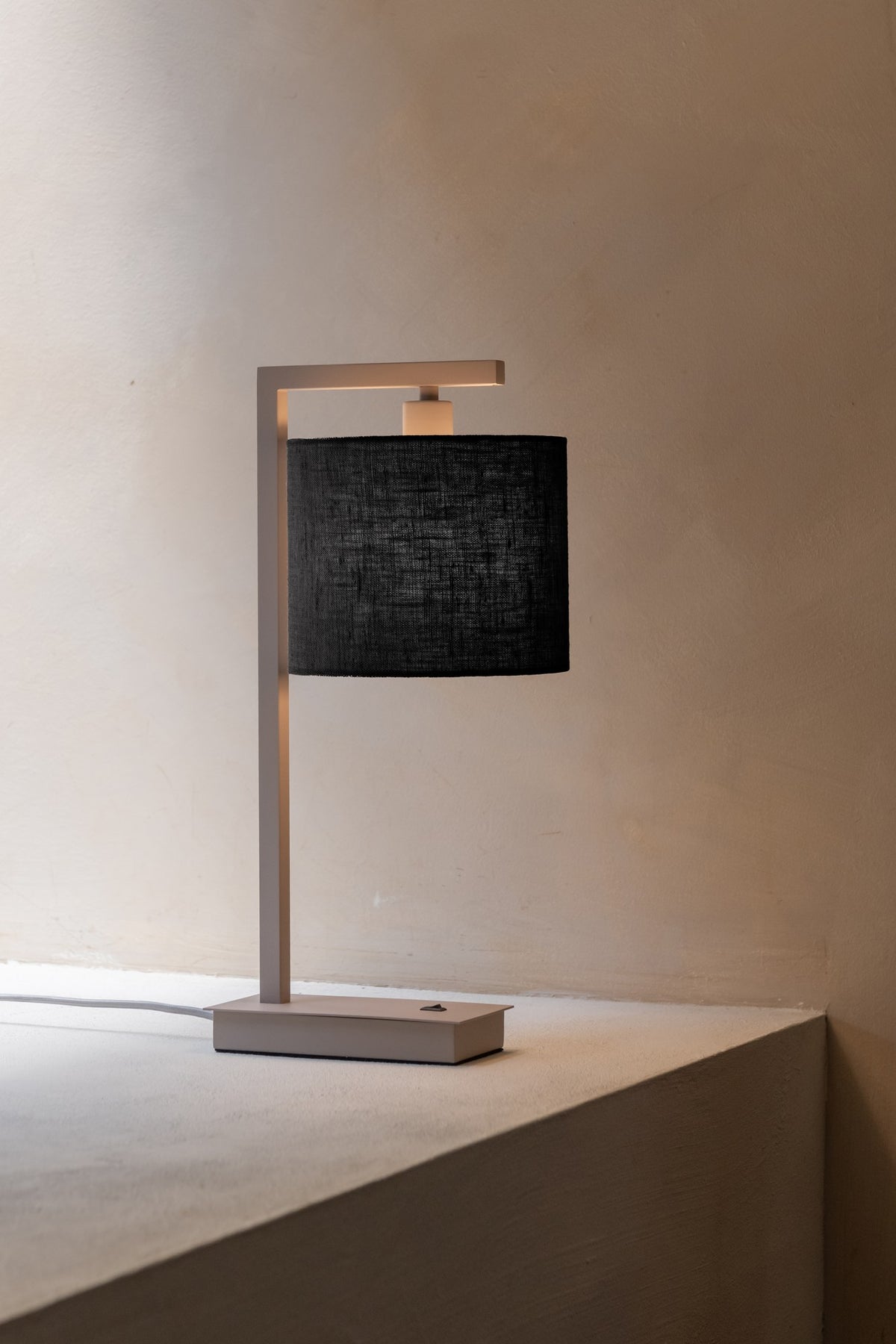 Luminária de mesa de linho preta e areia atemporal It's About RoMi Boston – imagem 3