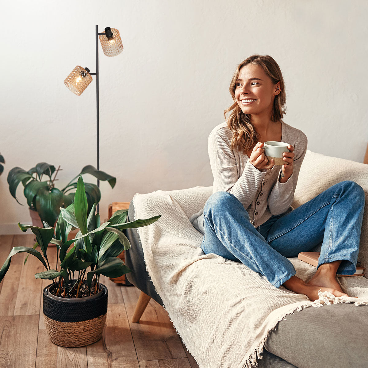 zwarte-vloerlamp-met-twee-amberkleurige-glazen-lichtpunten-mexlite-ocre-variant-image2