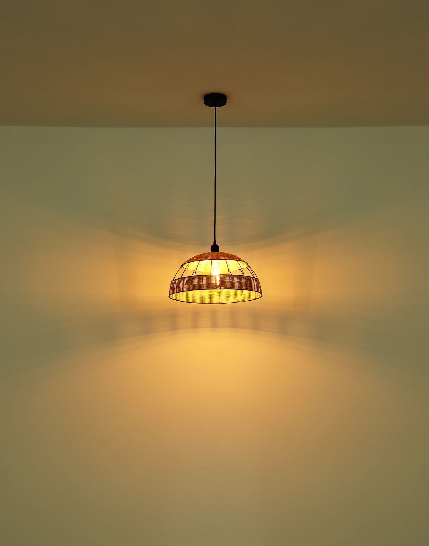 hanglamp-industriele-boho-stijl-in-zwart-riet-strahler-variant-image3