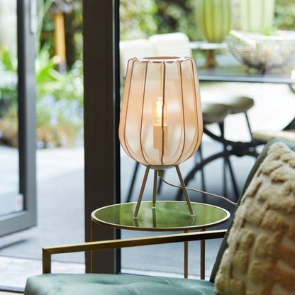 moderne-witte-tafellamp-op-driepoot-light-living-plumeria-ai-sfeer_image