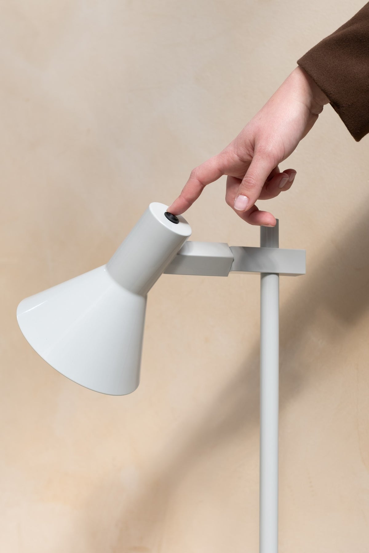 Lampada da tavolo in metallo grigio chiaro sottile It's About RoMi Stavanger – immagine 4