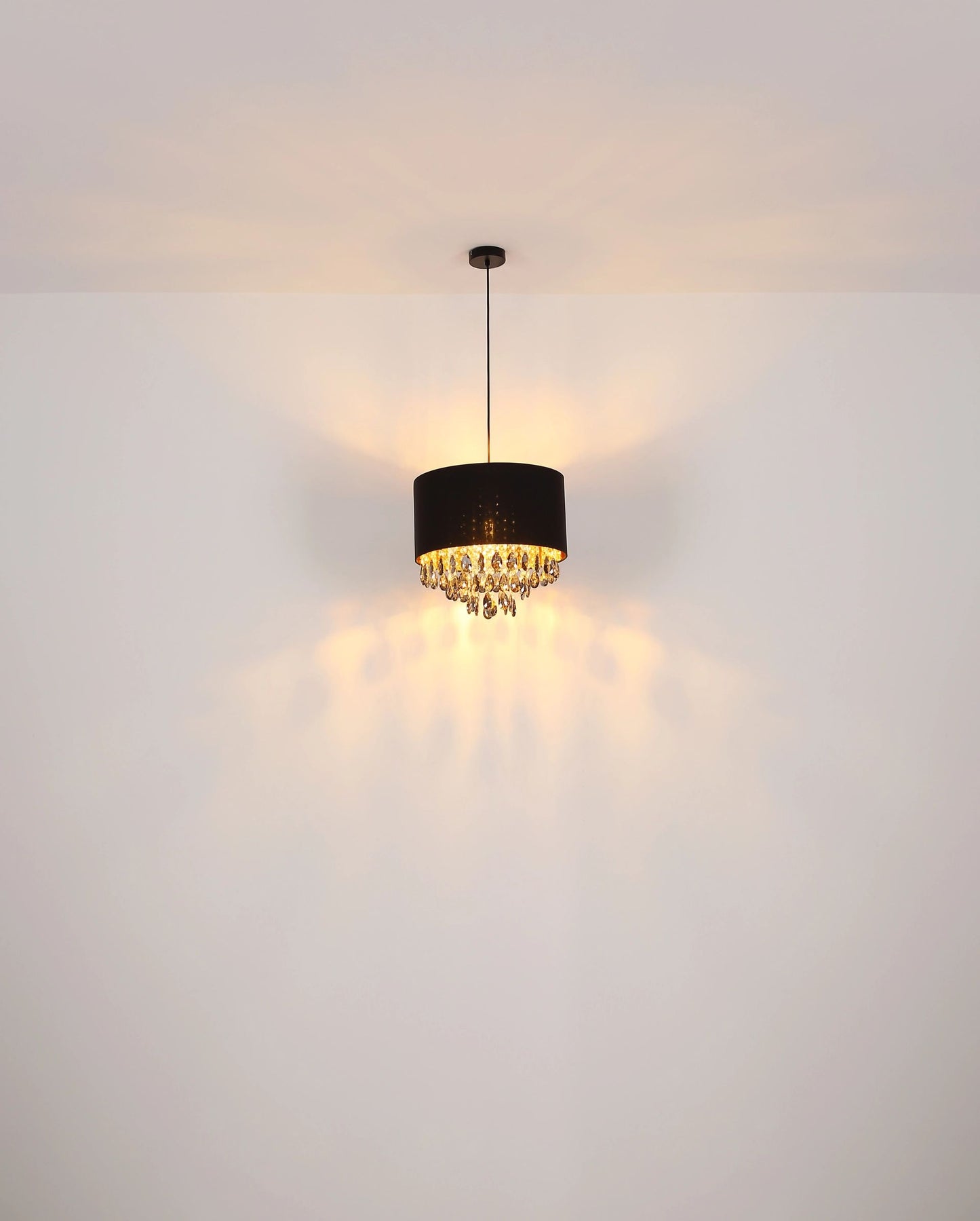 zwarte-hanglamp-met-kristallen-en-goudkleurige-details-coletta-variant-image4