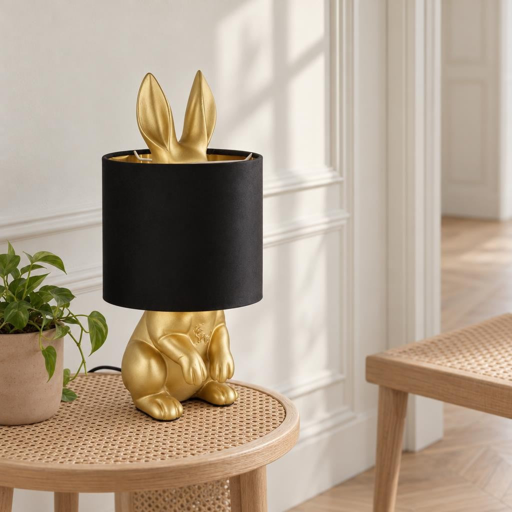 Rabbit – златна настолна лампа с черен абажур – интериорна снимка