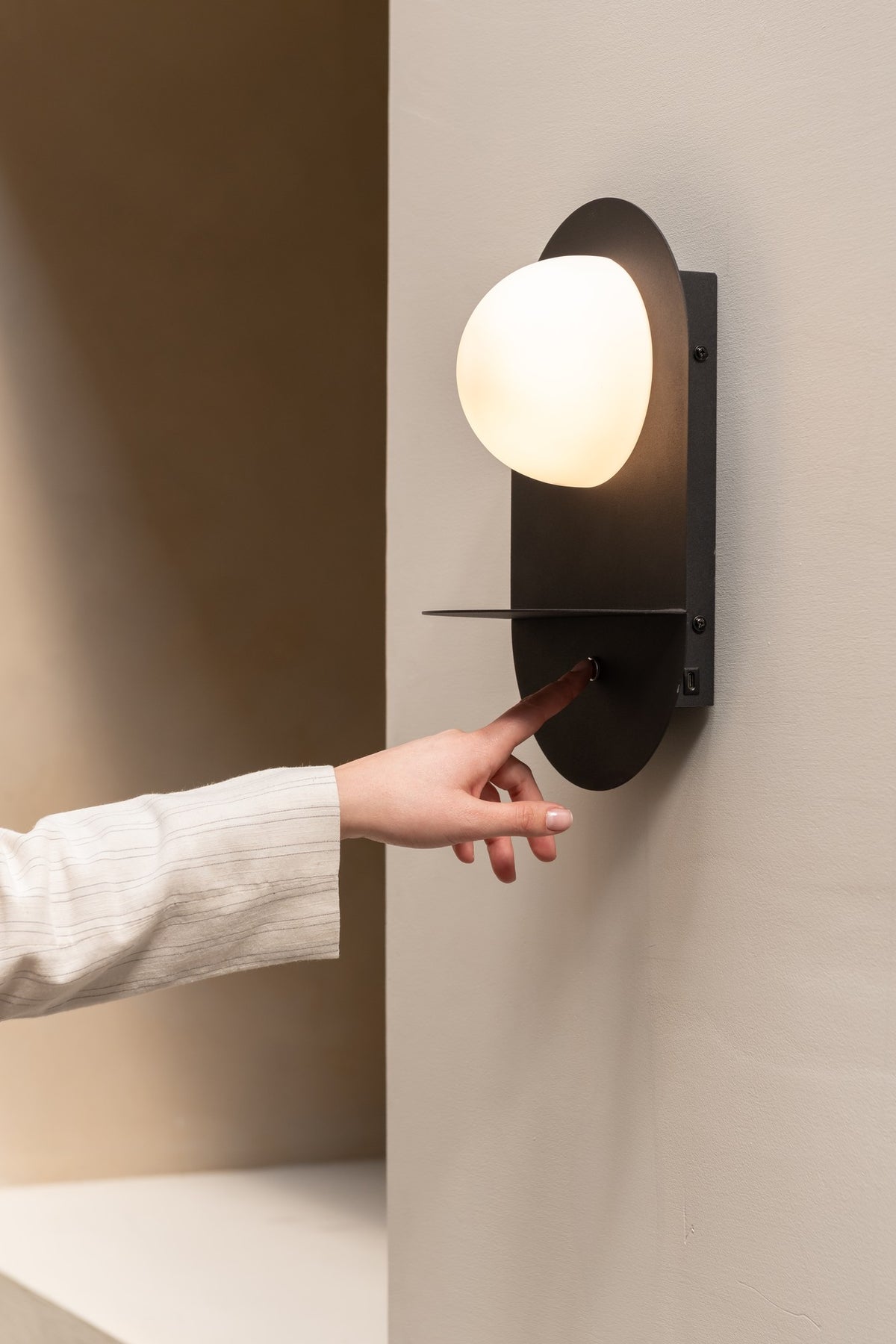 Zwarte metalen wandlamp met glazen bol It's About RoMi Tokyo – afbeelding 3