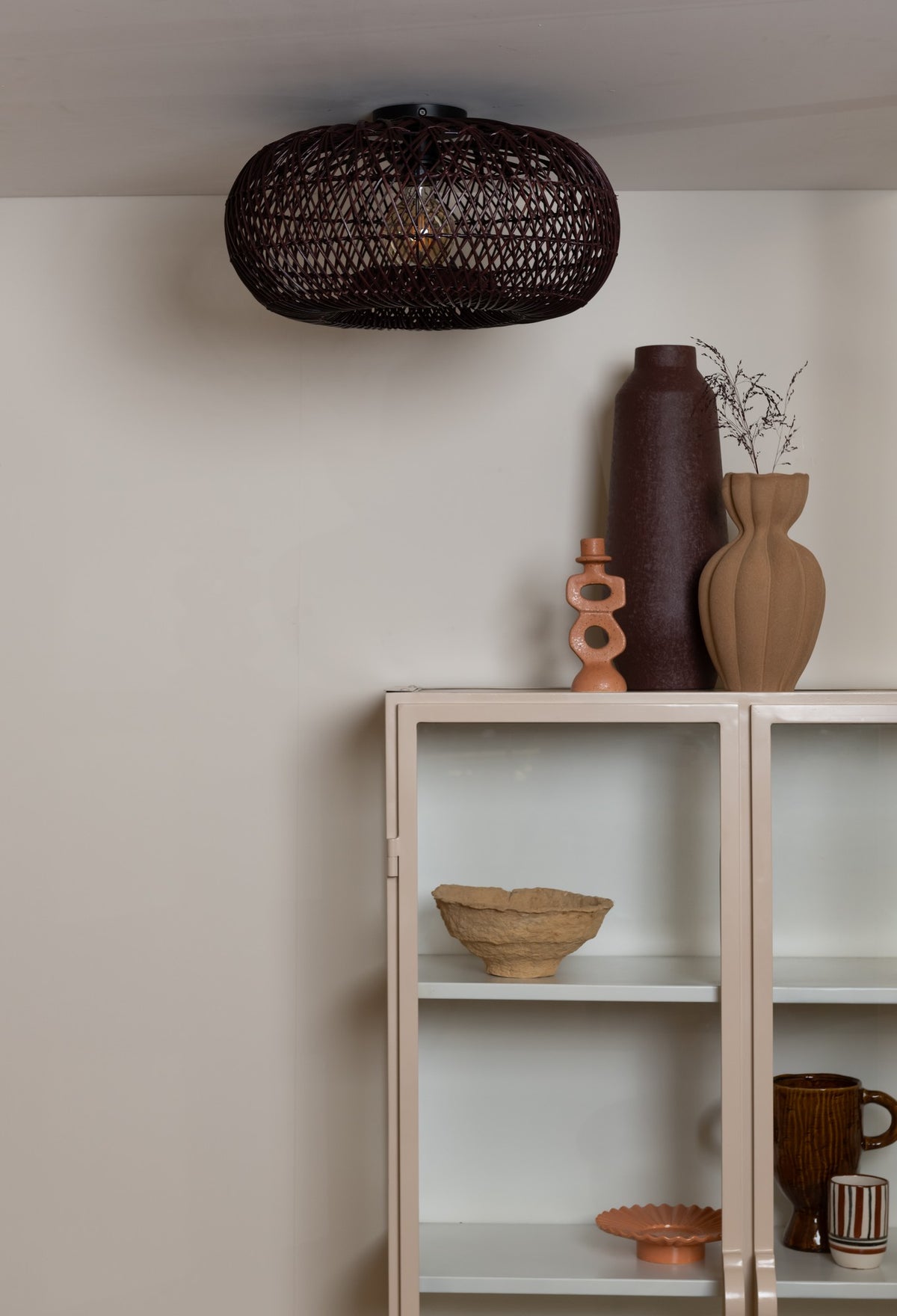 Varm bordeauxrød rattan loftlampe GOOD&MOJO Arizona – billede 4