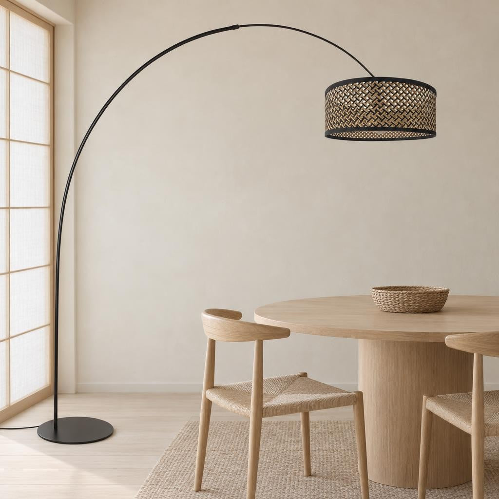 Anne Lighting Curve booglamp zwart met bamboe – sfeerbeeld