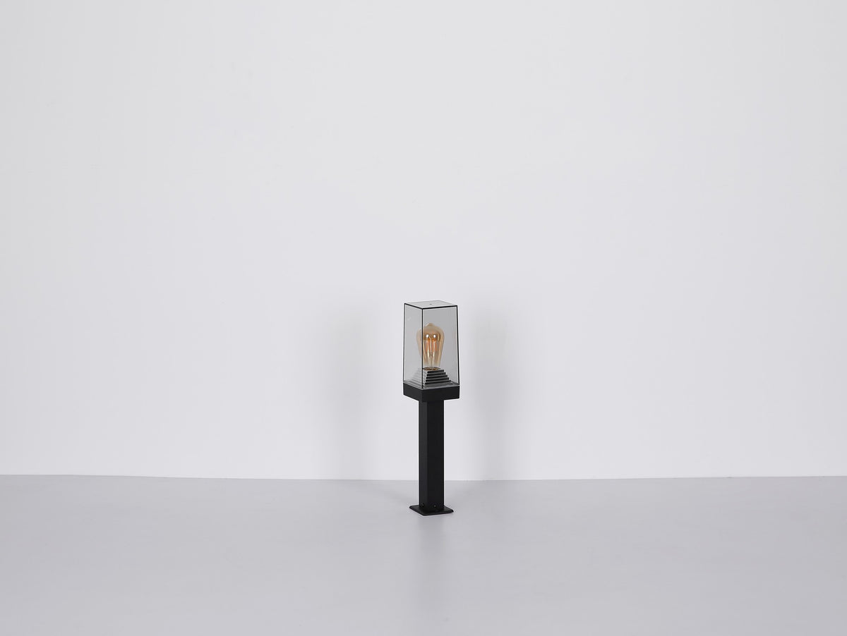 Zwarte aluminium staande buitenlamp met transparante kubuskap – afbeelding 8