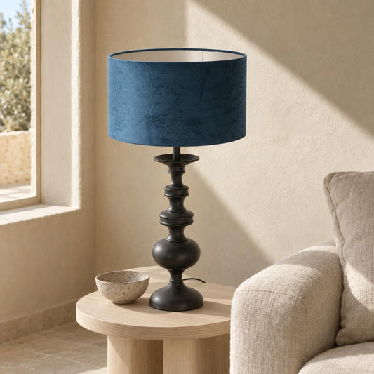 Stolní lampa Lyons s modrým sametovým stínidlem – fotografie v interiéru