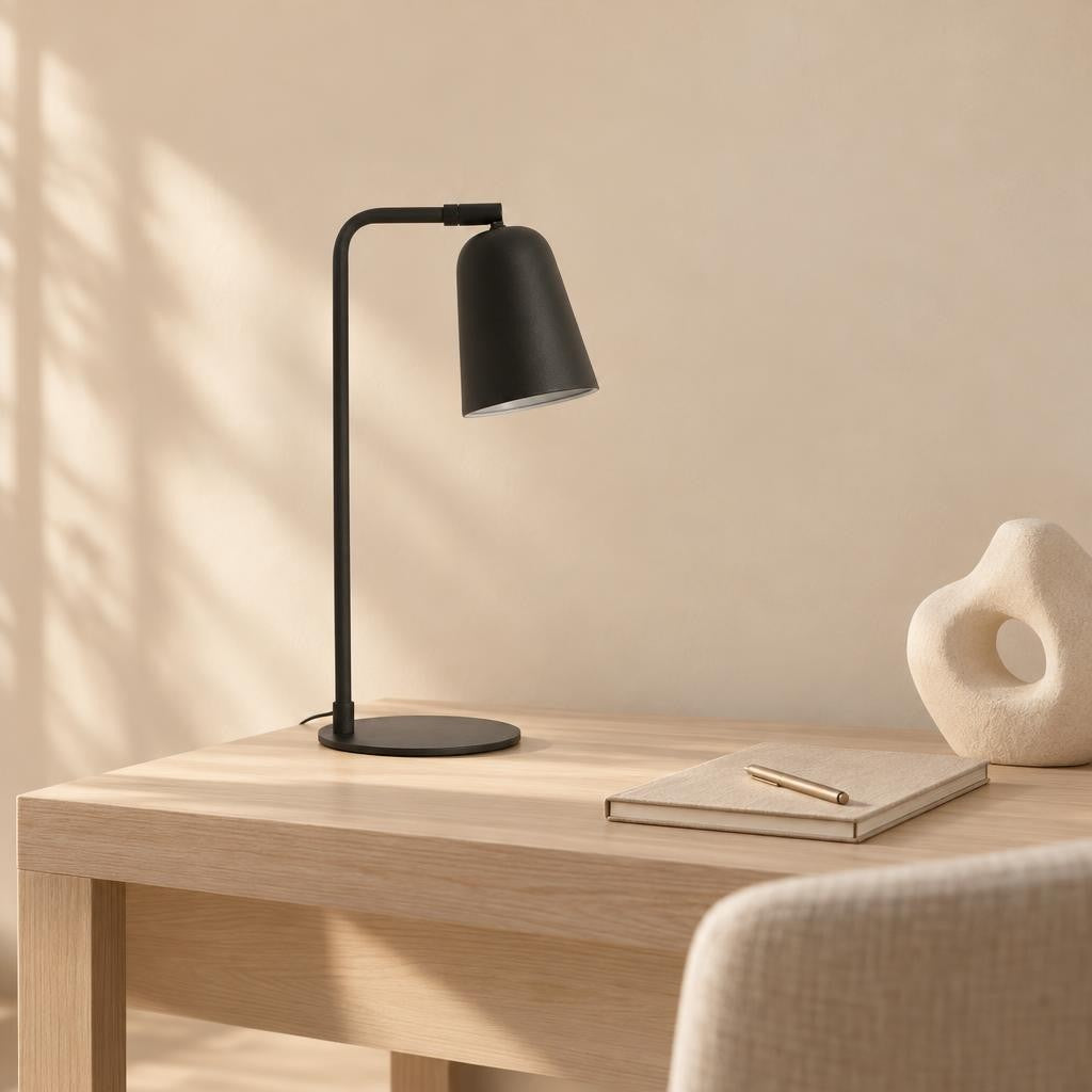 Czarna lampa stołowa Light & Living Salomo z abażurem – zdjęcie aranżacyjne