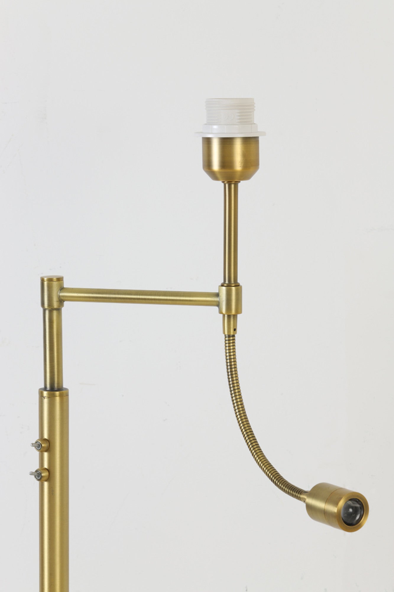 goudkleurige-vloerlamp-frame-light-living-calgary-variant-image6