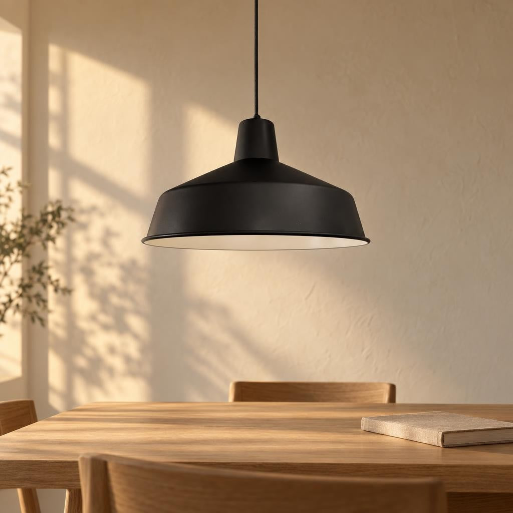 Industriální černá závěsná lampa Mexlite Blackmoon Ø40 cm – fotografie v interiéru
