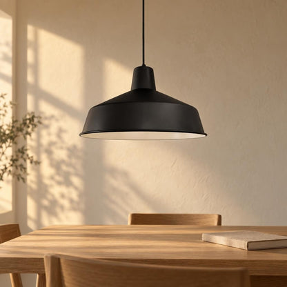 Industriální černá závěsná lampa Mexlite Blackmoon Ø40 cm – fotografie v interiéru
