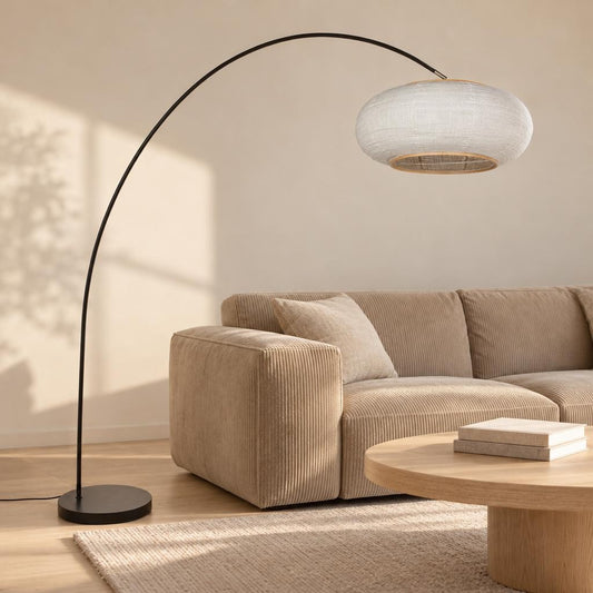 Černá oblouková lampa s lněným stínidlem Mexlite Solva – fotografie v interiéru