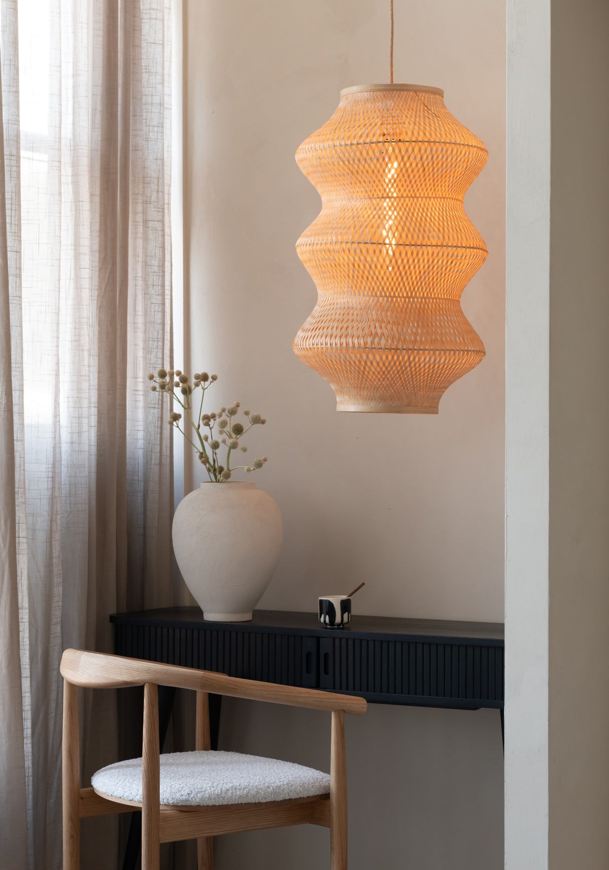 Lampada a sospensione in bambù color naturale senza tempo GOOD&MOJO Barbados – immagine 3