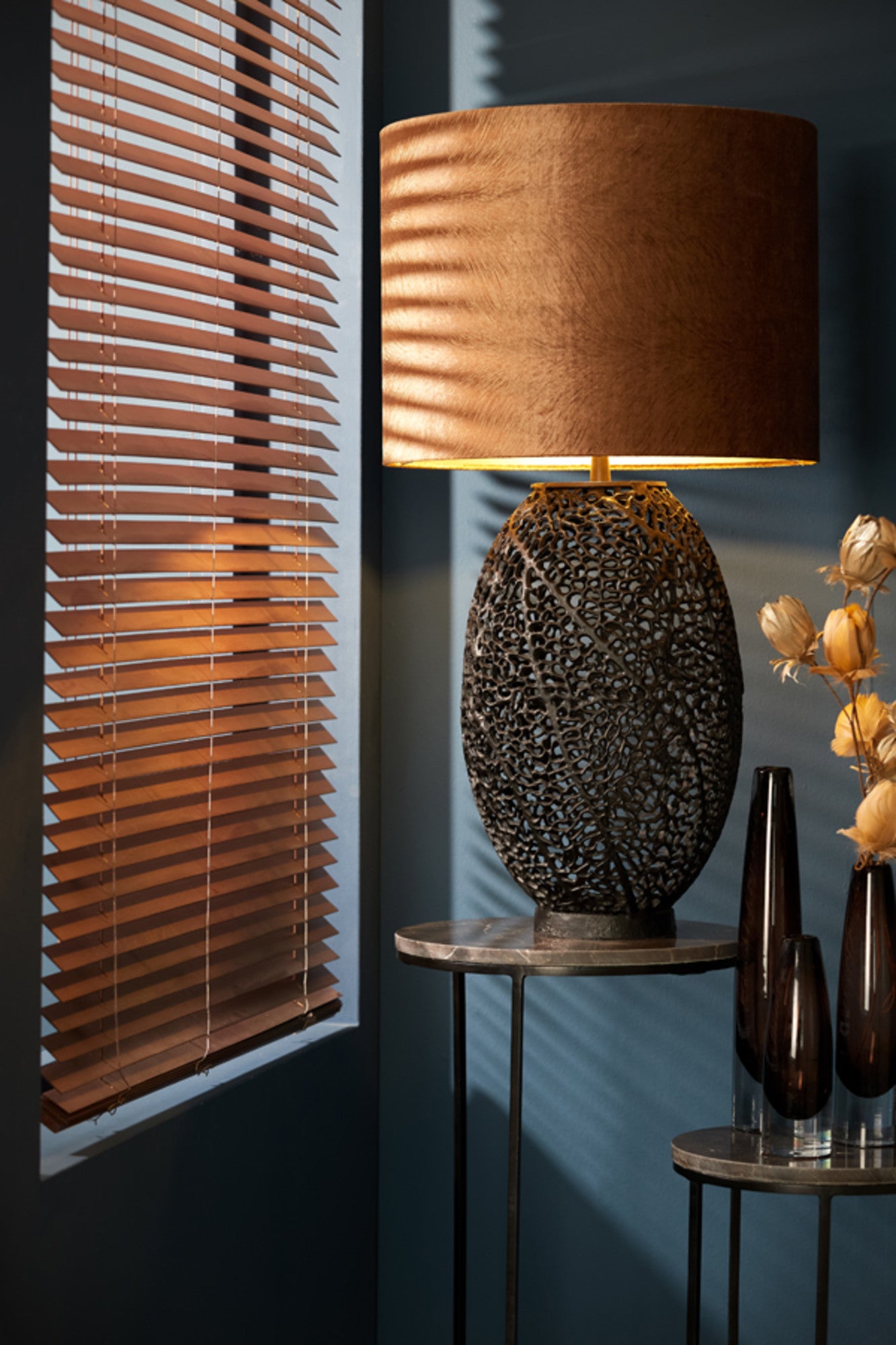 zwarte-opengewerkte-tafellamp-light-living-sinula-variant-image3