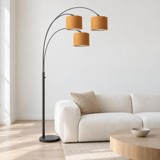 zwarte-booglamp-met-oranje-kappen-steinhauer-sparkled-light-ai-sfeer_image
