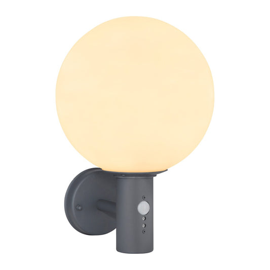 Zwarte metalen buitenwandlamp met opalen glazen bolkap en bewegingssensor
