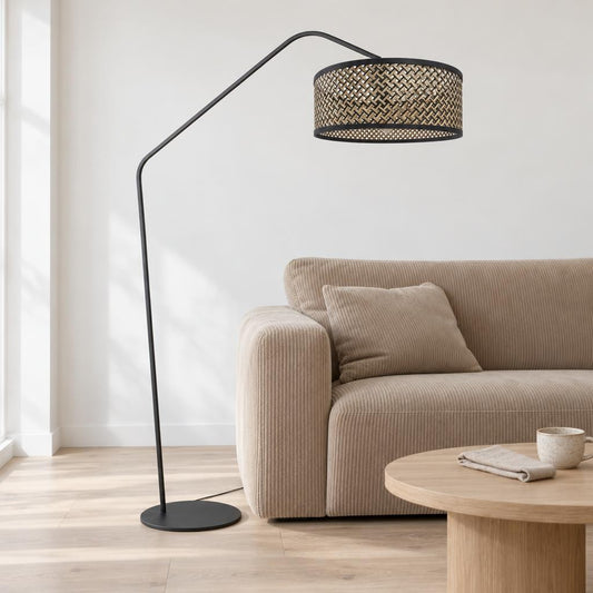 Svart golvlampa med vävd bambuskärm Anne Lighting ZigZag – miljöbild