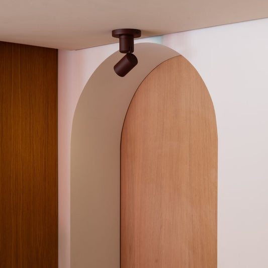 Bordeauxrode aluminium plafondlamp met ronde spot It's About RoMi Milan – sfeerbeeld