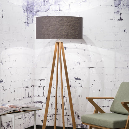 donkergrijze-vloerlamp-3-hoek-good-mojo-everest-ai-sfeer_image
