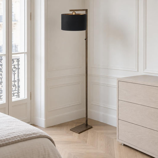 Candeeiro de pé Steinhauer Stang em bronze, preto e dourado – fotografia de ambiente