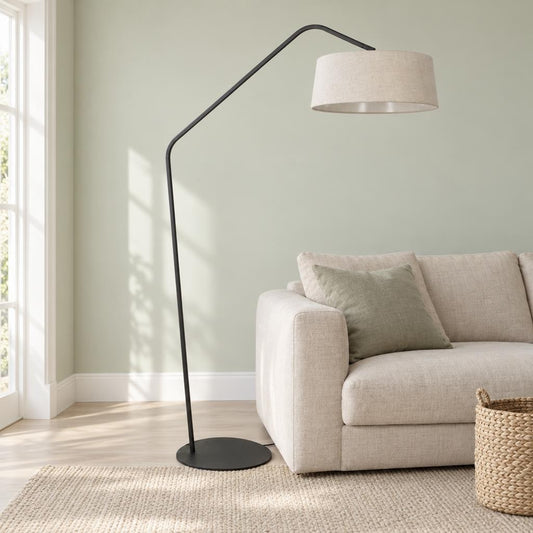Anne Lighting ZigZag båglampa med crèmefärgad skärm – miljöbild
