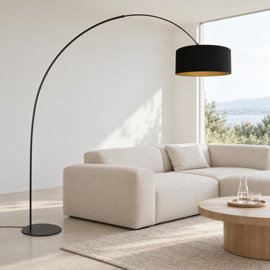 Černá oblouková stojací lampa Anne Lighting Curve – fotografie v interiéru