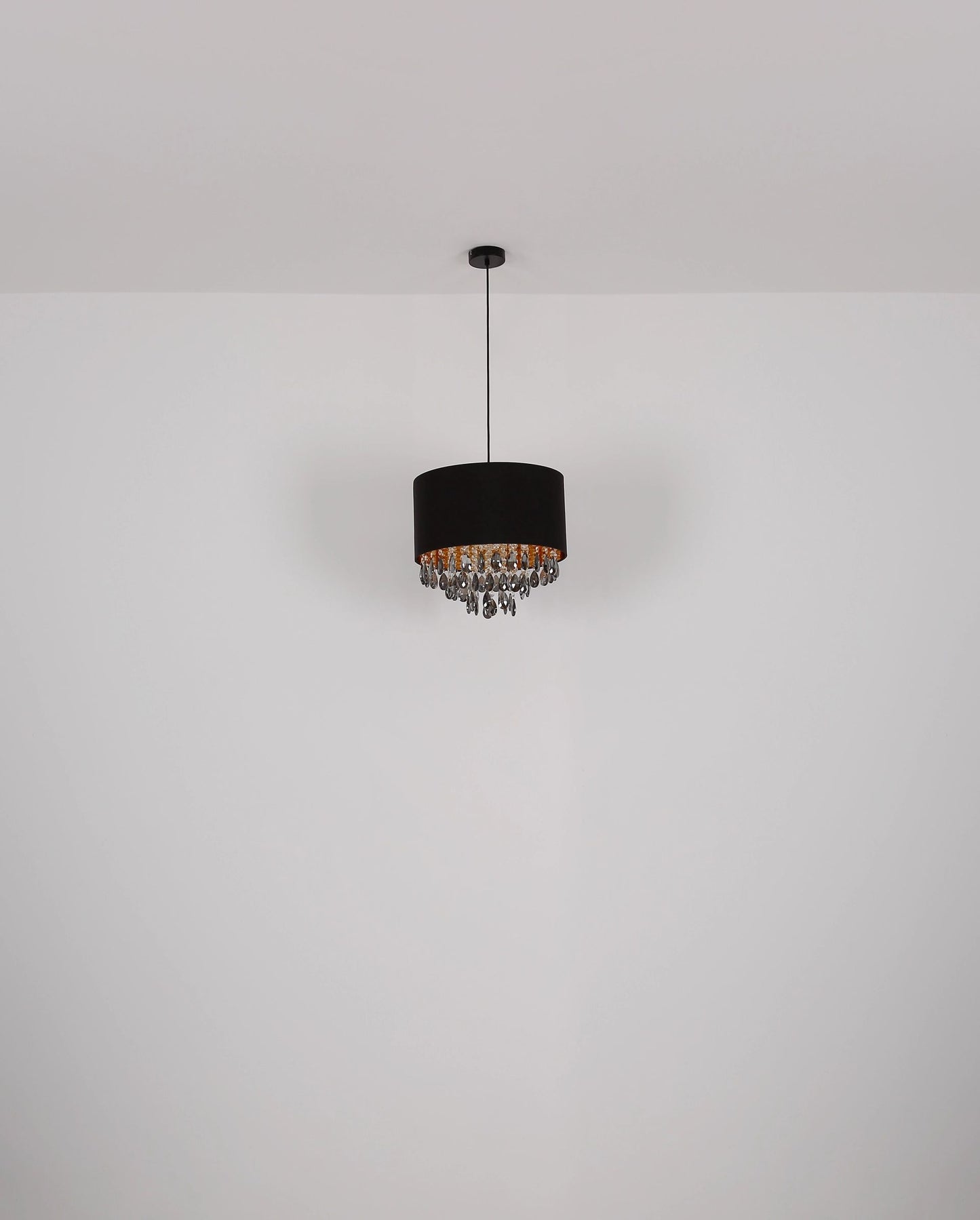 zwarte-hanglamp-met-kristallen-en-goudkleurige-details-coletta-variant-image5