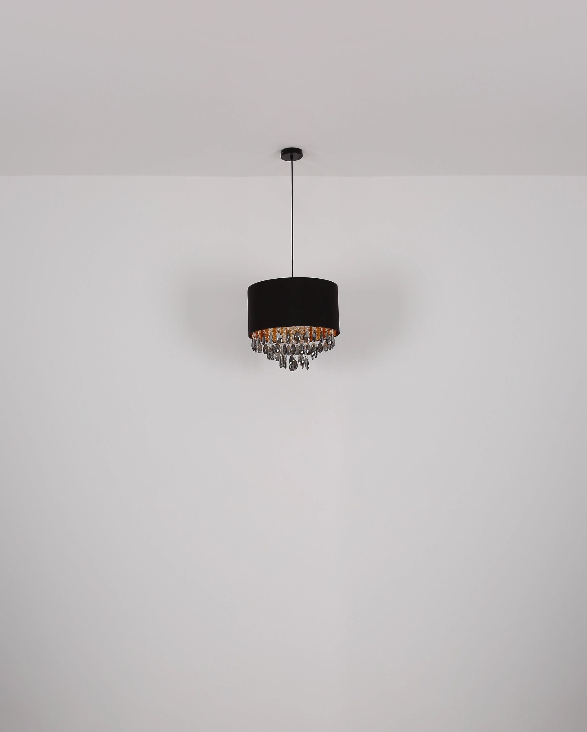 zwarte-hanglamp-met-kristallen-en-goudkleurige-details-coletta-variant-image5