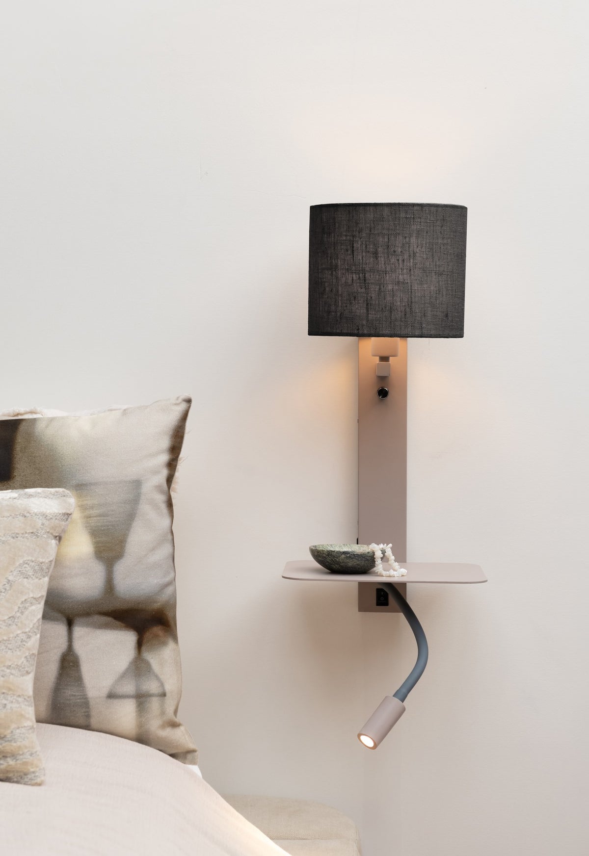 Grande lampada da parete in lino color sabbia e nera It's About RoMi Florence – immagine 2