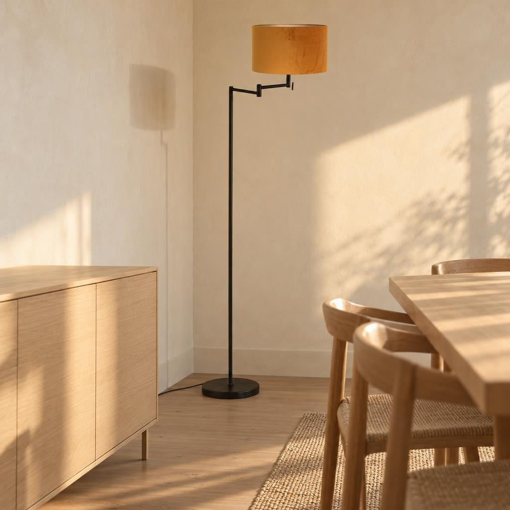 Černá stojací lampa Mexlite Bella se zlatým stínidlem – fotografie v interiéru